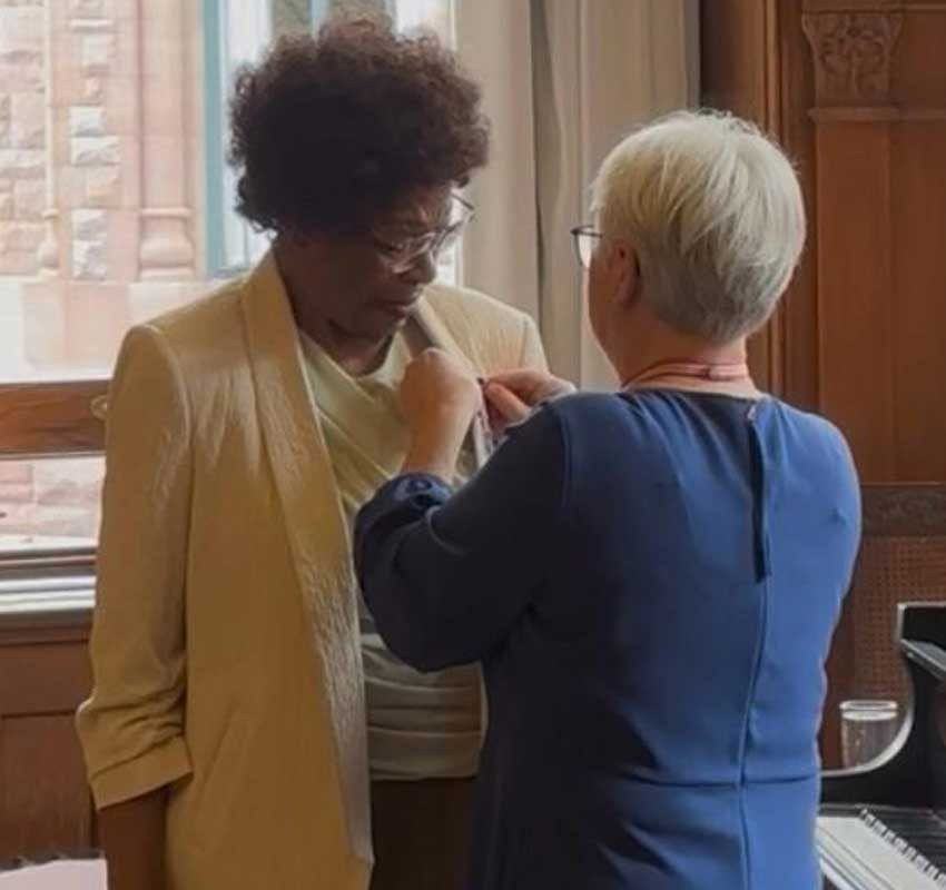 Félicitations de tout cœur, Maman Fété !